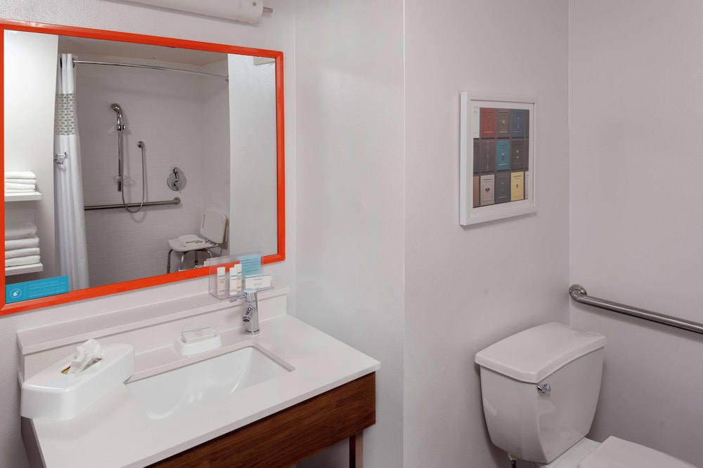 Hampton Inn Woodbridge - photo 23