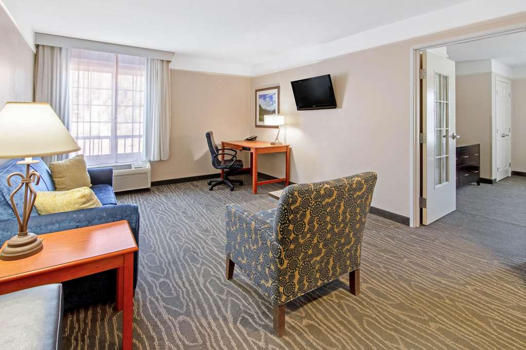 La Quinta Inn & Suites by Wyndham Ruidoso Downs - photo 39