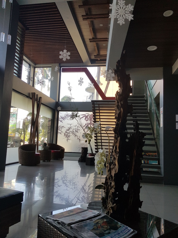 La Jenns Hotel and Resto Grill — hotel in Bantay