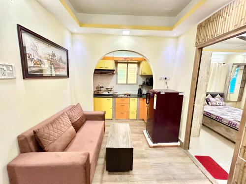 Stylish 1RK Serviced Apartment in Tollygunge — 4-Star Luxury Hotel in Kolkata, India