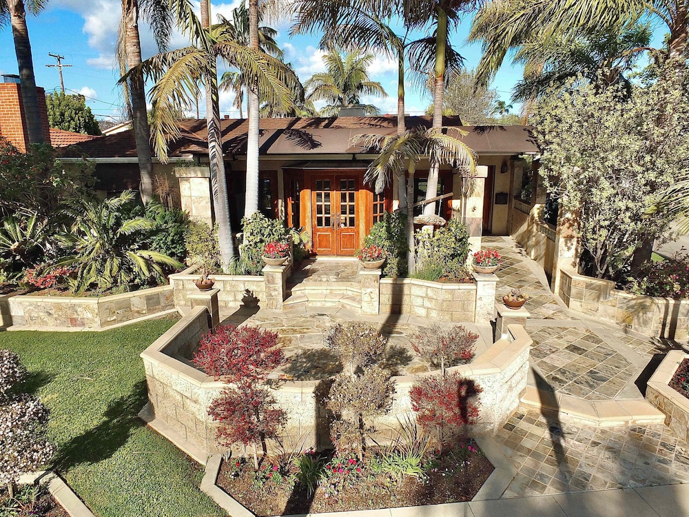 The Belmont Beach Bungalow Pool & Hot Tub — 4-Star Luxury Hotel in Long Beach, United States