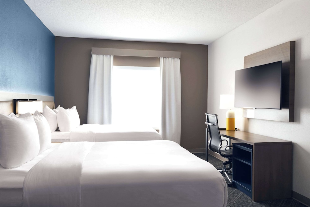 Comfort Suites Milwaukee Airport - photo 27