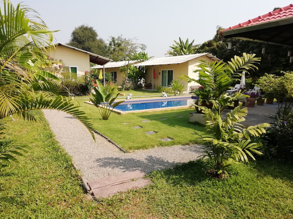 Longan Tree - carbon neutral hotel in Saraphi