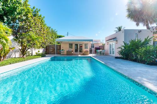 Peaceful Pink Orchid Beach House Huge Pool — 4-Star Luxury Hotel in West Palm Beach, United States