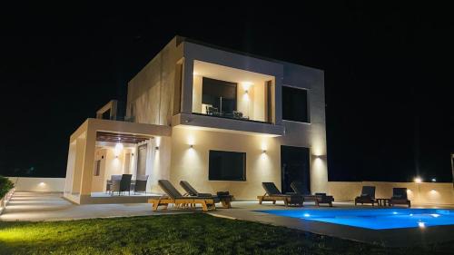 Villa Optimal — 4-Star Luxury Hotel in Agios Kirykos, Greece