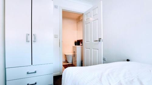 Family friendly spacious 4bedroom house in Bagshot with EV Charger — 4-Star Luxury Hotel in Bagshot, United Kingdom