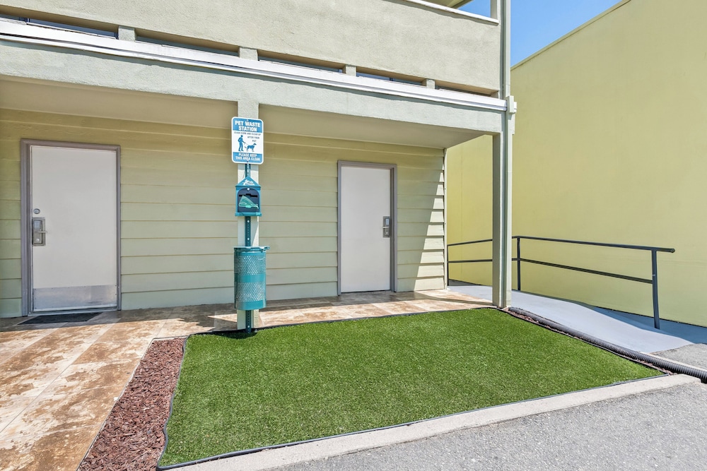 HomeTowne Studios by Red Roof Yuba City Bonanza Marysville - photo 40