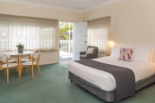 Pacific Motel 11 — Forster