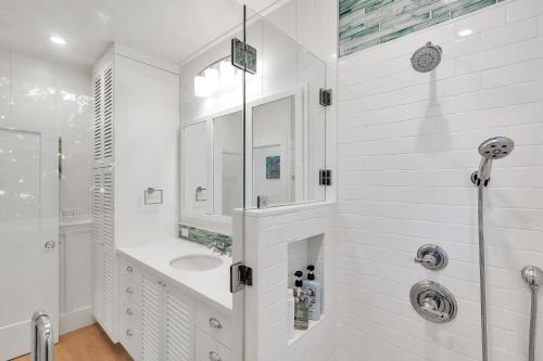 Gorgeous Renovated 1937 Plantation Style Beach House 50 Steps to the Center of the Beach home — 4-Star Luxury Hotel in Kailua, United States
