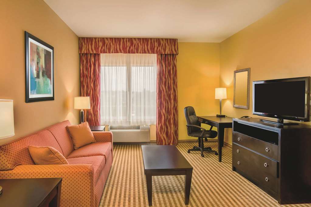 La Quinta Inn & Suites by Wyndham Atlanta Union City - photo 41