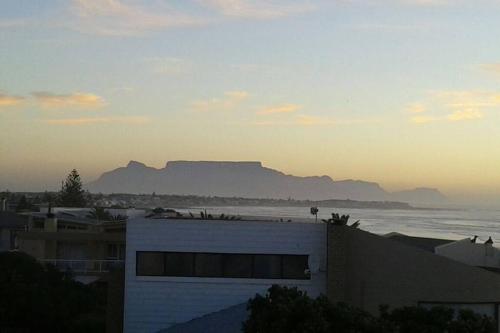Stunning apartment with ocean views and Table Mountain — 4-Star Luxury Hotel in Cape Town, South Africa
