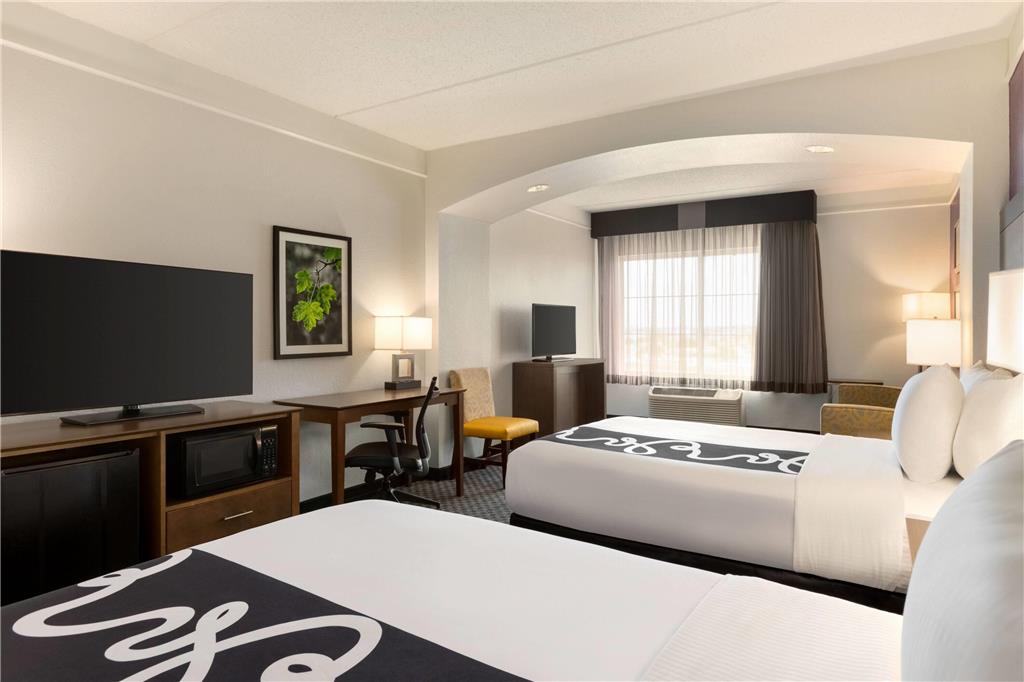 La Quinta Inn & Suites by Wyndham Arlington North 6 Flags Dr - photo 26