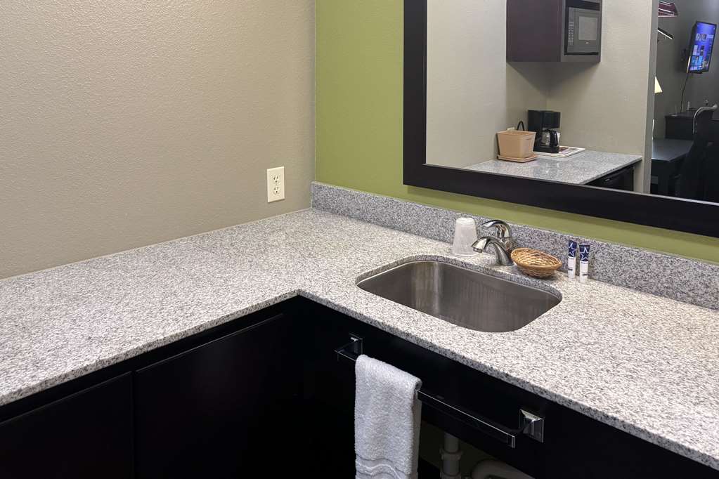Rodeway Inn Dilley TX - photo 11