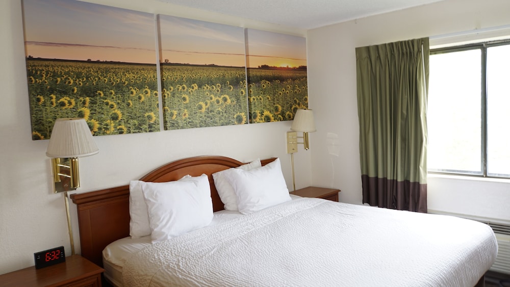 Days Inn by Wyndham Topeka - photo 10