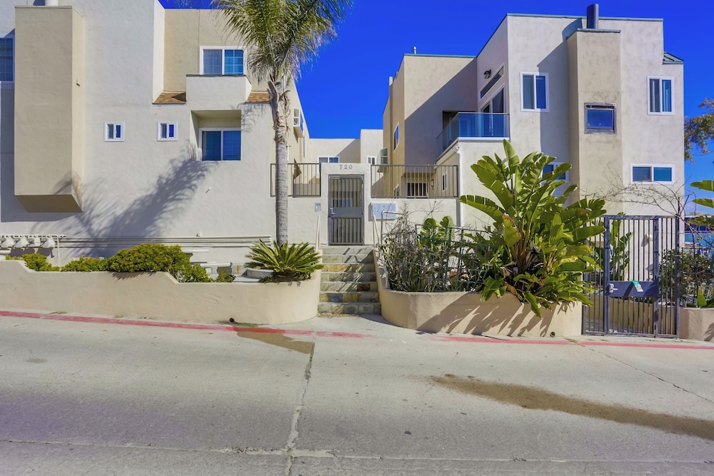 Coastal Hideaway - last minute hotel in San Diego