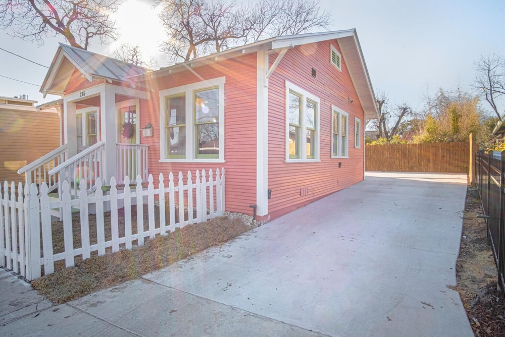 Dazzling 3 BR2 BA Home Near Downtown Tower Americas - photo 18