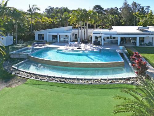 Lake Palm Resort Luxury Retreat absolute Waterfront on 3 acres at Lake Macquarie. — hotel in Dora Creek