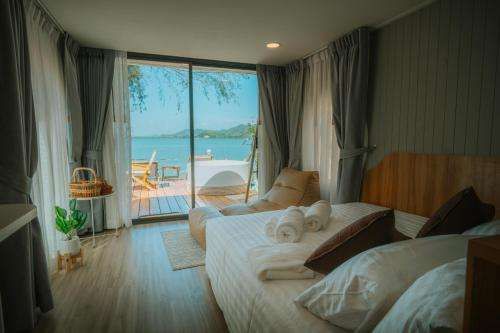 Sea Sand See Sky Beach Front Resort — 4-Star Luxury Hotel in Phuket, Thailand