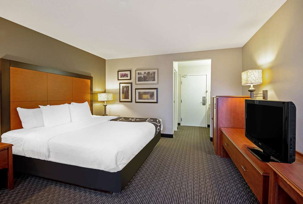 La Quinta Inn & Suites by Wyndham Harrisburg Airport Hershey - photo 12