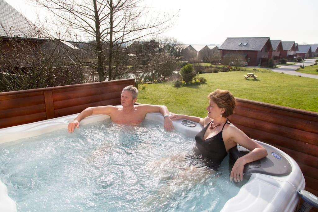 Skylark Sleeps 8 Private Hot Tub & Dogs Welcome Nr Padstow Resort Pool Bar & Watersports in Saint Columb Major, United Kingdom