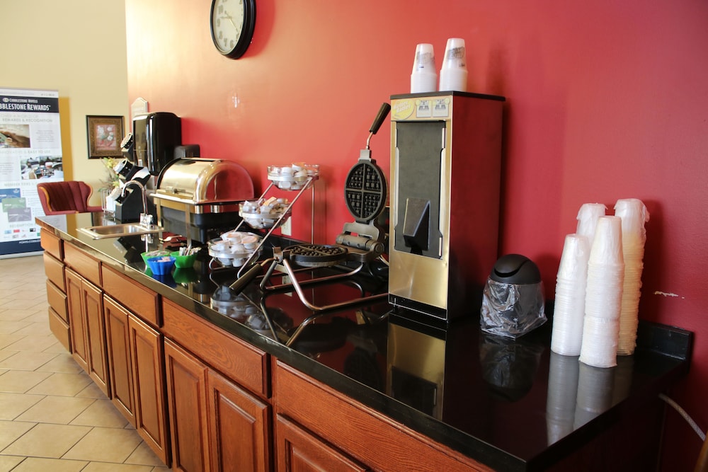 Edgewood Hotel & Suites - photo 36