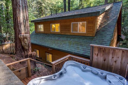 The Wood Chalet Hot Tub BBQ Redwoods — 4-Star Luxury Hotel in Guerneville, United States