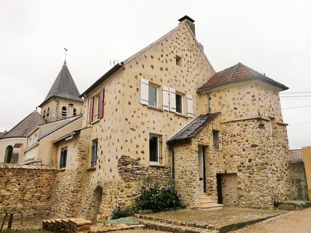 Sleep IN Carnetin House Entire Near Disney — 4-Star Luxury Hotel in Lagny-Le-Sec, France