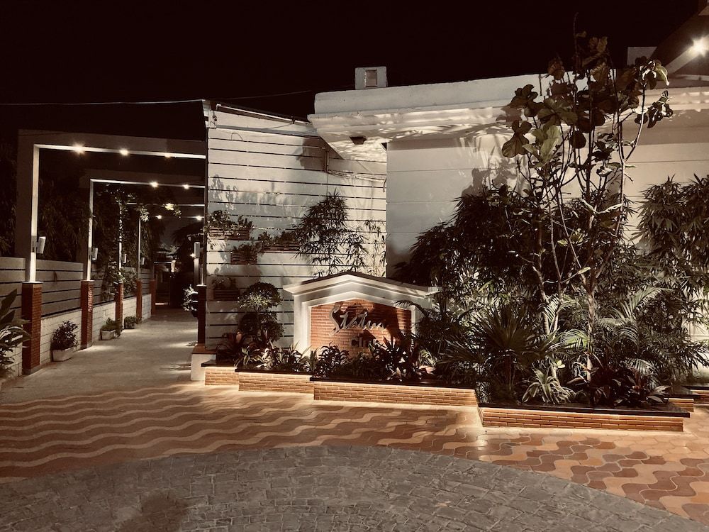 Status Club Resort — hotel in Kanpur