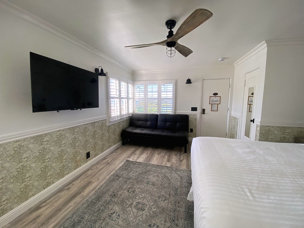 Carmel Green Lantern Inn - photo 6