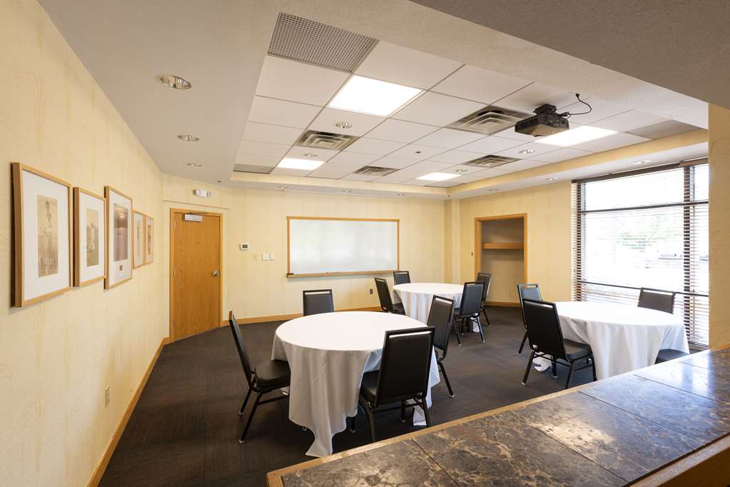 Gateway Hotel and Conference Center - photo 9