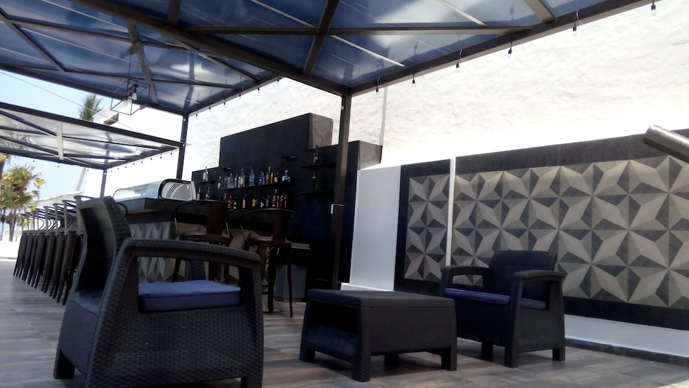 Poolside bar