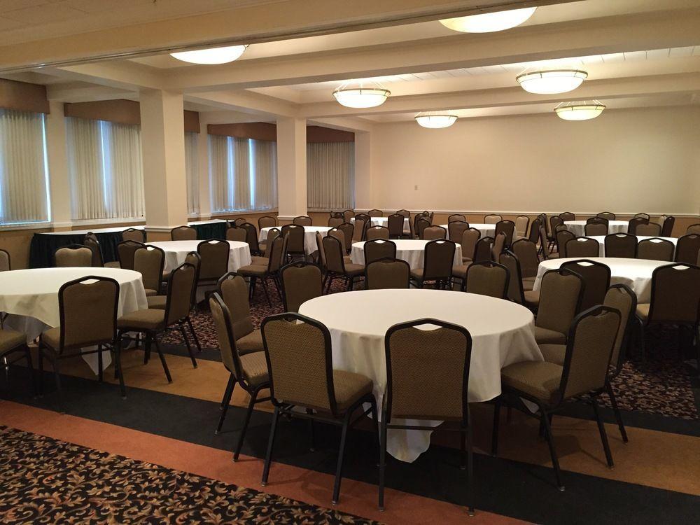 Airport Plaza Inn and Conference Center - photo 12