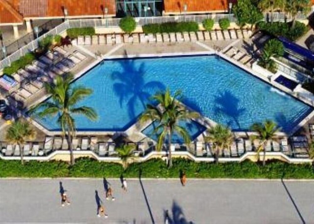Hollywood Beach Resort Large Studio With a Kitchenette — hotel in Hollywood
