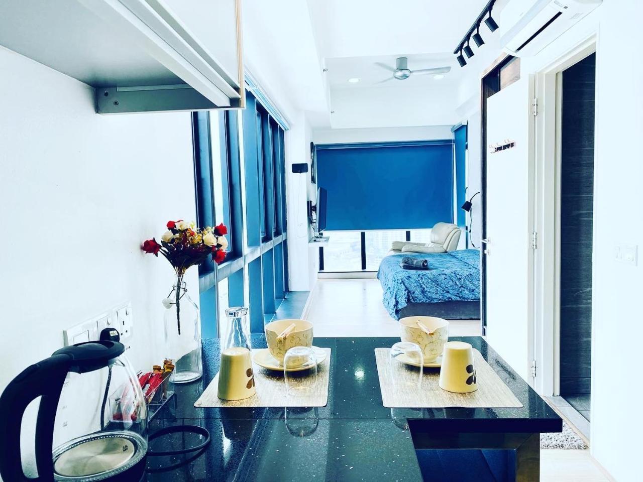 Super King Sized Studio Revo - last minute hotel in Unknown City