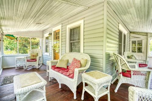Homestead Located on Main Street with outdoor shower in Chincoteague, United States
