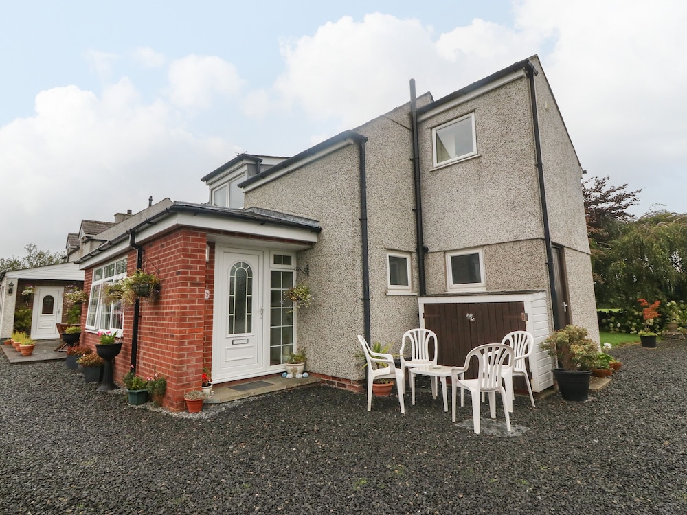 The Cottage at Ty Newydd — 4-Star Luxury Hotel in Llanfairpwllgwyngyll, United Kingdom