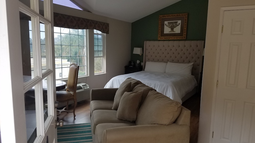 Malibu Country Inn - photo 20