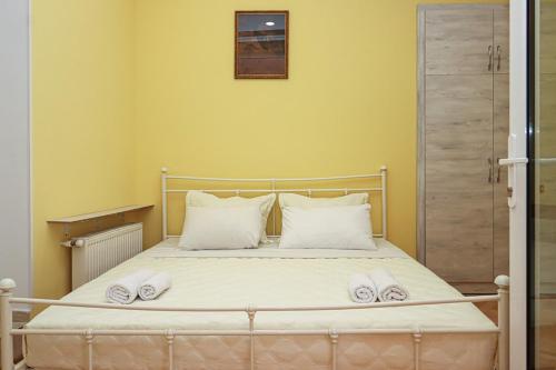 Unique 3 Apt Combo for 6 Guests by Wehost