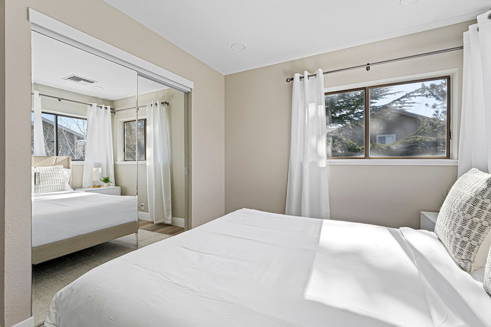 Elegant 4BD Reno Abode Close to Shops and Casinos - photo 14