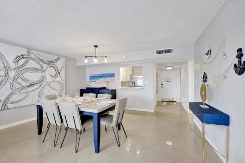 Breathtaking 2 Bedroom Condo w Beach Service 919 — 4-Star Luxury Hotel in Miami Beach, United States