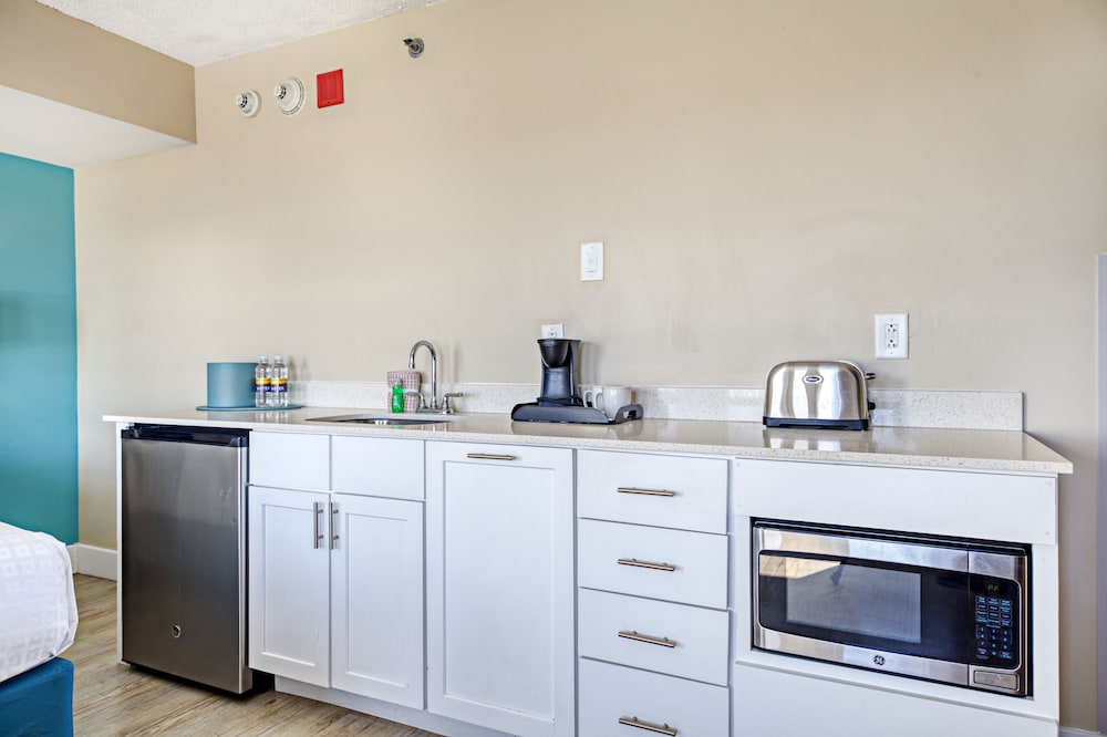 Commander Hotel & Suites - photo 24