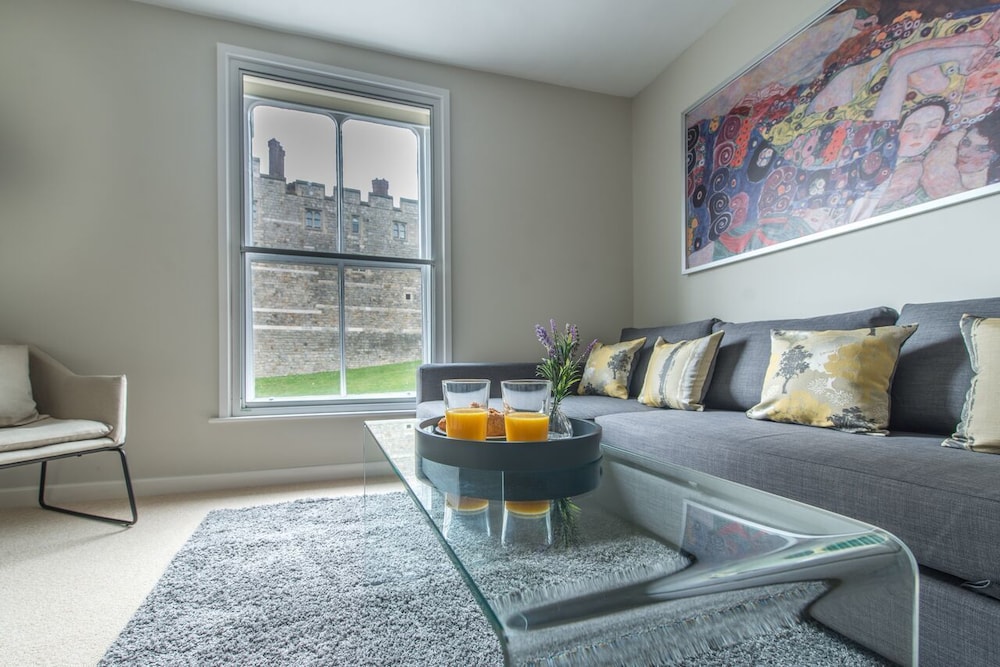 Central Windsor Apartment Facing the Castle — 5-Star Luxury Hotel in Windsor, United Kingdom