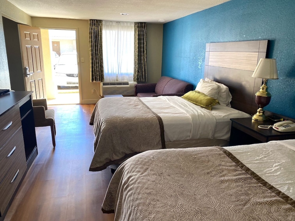 Stratford House Inn and Suites - photo 6
