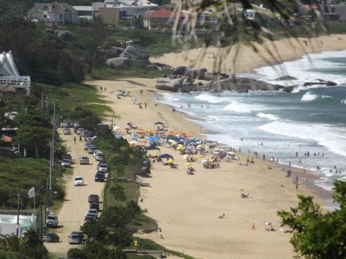 Apto tAcrreo com jardim Praia do Estaleiro BalneA rio Camboriu