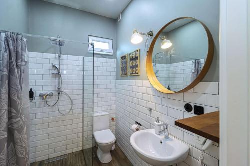 Chic Abanotubani Apt By Wehost