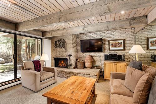 Chateau Eau Claire Unit 8 Riverfront Condo Walking Distance to Town — 4-Star Luxury Hotel in Aspen, United States
