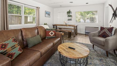 Cozy Bungalow Home in the Heart of Stowe Village — 4-Star Luxury Hotel in Stowe, United States