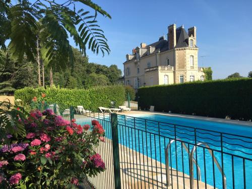 Loire Valley Cottages — hotel in Jarze