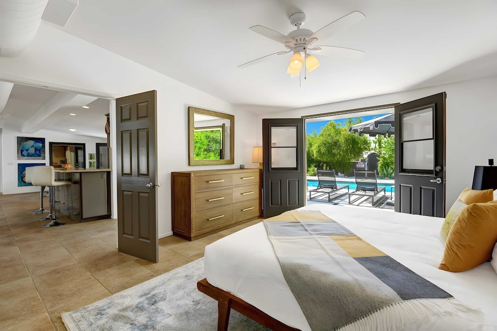 Modern Oasis w Pool Patio Lounge Mountain Views Palo Verde by AvantStay - photo 13