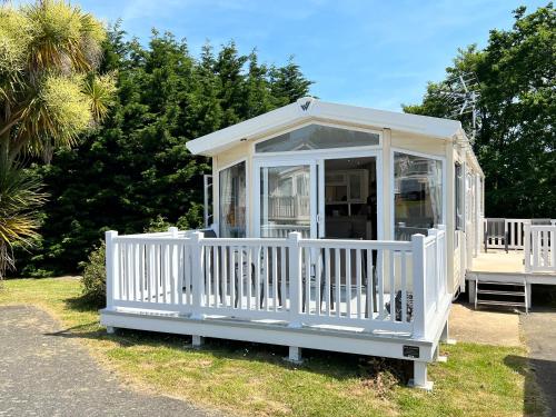 3 Bedroom Caravan LG34 Lower Hyde Shanklin — 4-Star Luxury Hotel in Shanklin, United Kingdom